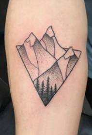 Rankos tatuiruotės medžiaga, vyro rankos, juodos kalnų tatuiruotės paveikslėlis