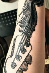 Tatuaje de guitarra sinxelo con tatuaxe de guitarra sinxela no brazo