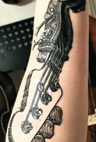 Ragazzo tatuaggio semplice chitarra con tatuaggio semplice chitarra sul braccio