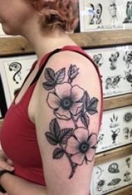 女學生手臂上黑點刺簡單線植物花紋身圖片