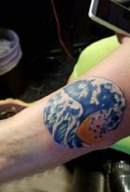 Таттоо сурф дечак руку на обојеној таласној слици тетоважа