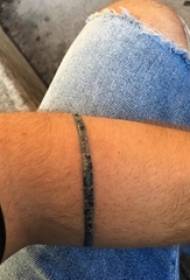Dragon armband húðflúr karlhandlegg á svartgráu armband húðflúr mynd