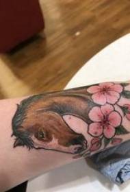 Пегас татуировка жена момиче ръка върху цветя и кон татуировка на кон