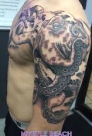 Guttens armer på svart grå skisse Sting Tips Domineering Octopus Animal Tattoo Picture