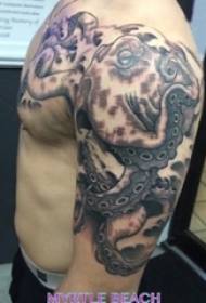 Braccia del ragazzo su Black Grey Sketch Sting Tips Immagine di tatuaggio animale prepotente polpo