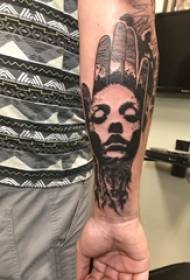 Skolēna roka uz melnas piespraustas vienkāršas līnijas rokas un personāža portreta tetovējuma attēla