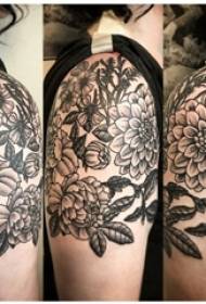 Literarno ročno tatoo dekleta roka na sliki črne tetovaže
