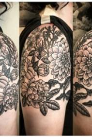 Literarno ročno tatoo dekleta roka na sliki črne tetovaže