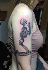 crani tatuatge braç noia llepant la imatge del tatuatge