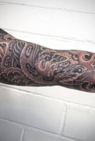 Seuns arms op swartgrys skets steek wenke kreatiewe slang tatoeëer prentjie