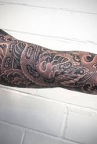 Braccia dei ragazzi sull'immagine creativa nera del tatuaggio del serpente di Grey Sketch Sting Tips