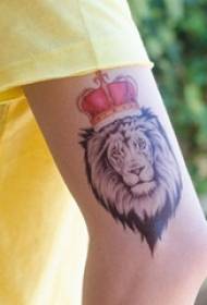 少年の腕に描かれた王冠と黒灰色のポイントライオンのタトゥー画像