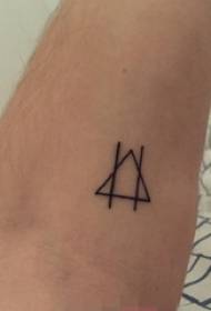 Brazo de colegial en imagen de tatuaje de triángulo de elemento geométrico de línea simple en blanco y negro