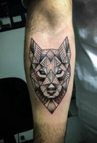 Materiale di tatuaggi di bracciu, bracciu maschile, foto di tatuaggio di lupu geomitricu neru