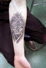 Lengan anak sekolah pada elemen geometris sketsa hitam gambar tato kepala serigala