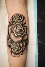 Tatuaggi di rose europee è americane, armi maschili è femine nantu à i tatuaggi di rose tedesce europee è americani