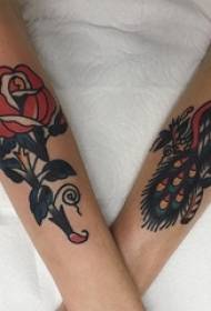 Famke syn earm skildere akwarel prachtige delikate bloem tatoeage foto