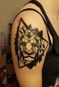 Braccio tatuaggio bianco e nero stile geometrico elemento geometrico tatuaggio linea semplice tatuaggio testa di leone tatuaggio animale foto