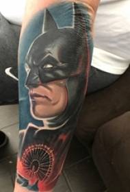 Hōʻike ʻia nā keikikāne kāne i ka Lines Pōʻī Pio Pale Pale Pale Pale Batman Tattoo kiʻi