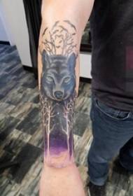 Çocuğun kol bir kurt dövme resmi üzerinde boyalı