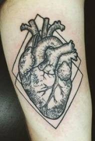 Braccia da scolaro su immagine nera del tatuaggio del cuore e di Dots Geometric Simple Lines Rhombus