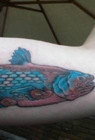 Le braccia dei ragazzi dipingono linee geometriche semplici piccoli tatuaggi di pesci animali