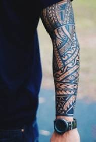Utu wa ubunifu na tattoo nzuri kwenye mikono anuwai