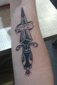 Nunin Tattooing Tattooing Namijin mace da na alƙalai akan hannu da ɗaukar takobi