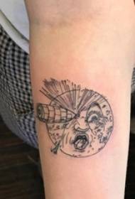 Tattoo luna moški študentova roka na kreativni sliki lune tatoo