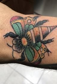 Seuns arm geverf op gradiënt eenvoudige lyn insect tattoo picture