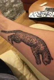 Jongen Aarm op schwaarze Punkt Dorn einfach Linn kleng Déier Leopard Tattoo Bild