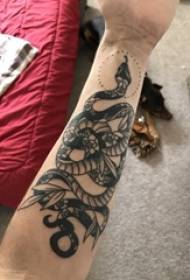 Snake tattoo jongen arm op slang tattoo dier foto