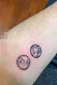 Рука школяр на малюнок татуювання планети чорний геометричний елемент абстрактних лінія планети татуювання