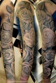 Girl's arm op swart skets punt doring tegniek pragtige blommetjie-arm tattoo-prentjie