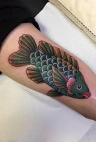 Braccio da ragazzo dipinto su linea semplice sfumata con piccolo tatuaggio di pesci animali
