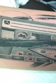Braccio maschile con nastro piatto sopra l'immagine del tatuaggio con nastro adesivo