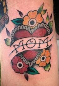 Le braccia dei ragazzi hanno dipinto linee semplici fiori a forma di cuore e immagini di tatuaggi inglesi