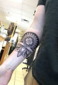 Rameno tetovanie materiál, jemné geometrické kvetinové tetovanie obrázok na chlapcove rameno