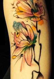 แขนของหญิงสาววาดภาพสีน้ำหมึกสาดหมึกดอกไม้