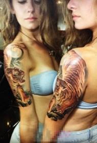 Flickans armmålningsteknologi hård tiger tatuering bild