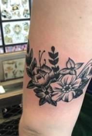 Mergaitės ranka ant juodos minimalistinės linijos gražaus gėlių tatuiruotės paveikslo