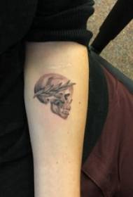 schedel tattoo meisje op de arm schedel tattoo dominante foto's