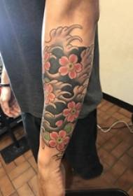 Японска татуировка, момчешка ръка, цветни цветя, снимка на татуировка