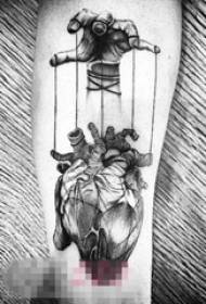 Braccia dei ragazzi sull'immagine nera del tatuaggio del cuore di punte di puntura di schizzo