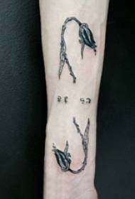 Braccio del ragazzo sull'immagine creativa nera del tatuaggio del fiore letterario di schizzo grigio nero