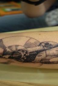 Brazo de niño en imagen de tatuaje de avión de línea simple geométrica de espina de punto gris negro