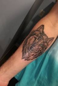 Anak laki-laki lengan pada tusukan hitam geometris garis sederhana jahitan hewan kecil gambar kepala serigala tato