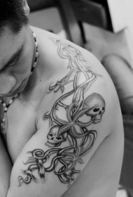 De grote arm van de man, zwart en wit, tatoeagepatroon met bloembed