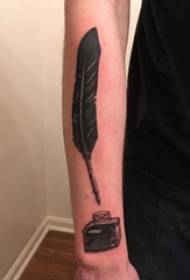 Braccia dei ragazzi sull'immagine nera del tatuaggio della penna e dell'inchiostro della penna di piuma di Grey Sketch Sting Tips