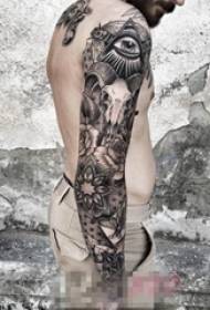 Dominimi i krahut mashkull mbi pikën e zezë gri, aftësi aftësi, figura portreti, modeli i tatuazheve të krahut të luleve